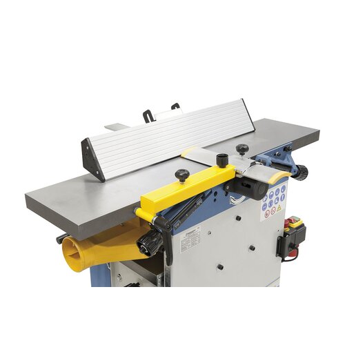 The solid planer fence with prism guide can be adjusted easily and tilted up to 45°.