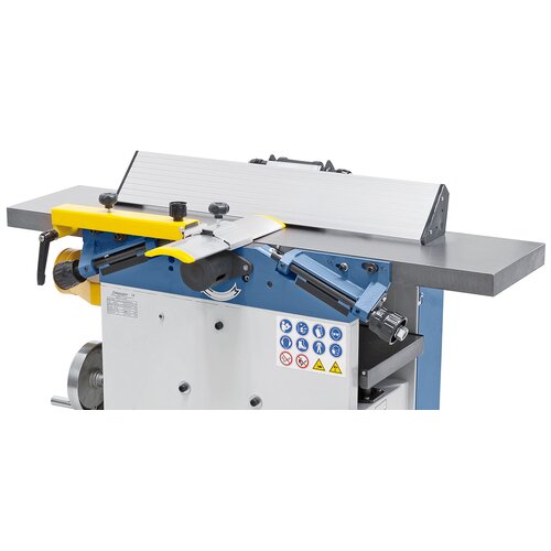 The solid planer fence with prism guide is tiltable up to 45°.