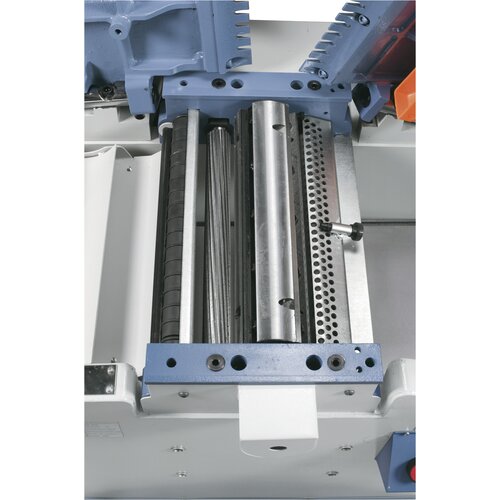 The precisely bedded 4-knife cutterblock and the spiral toothed infeed roller ensure best results.