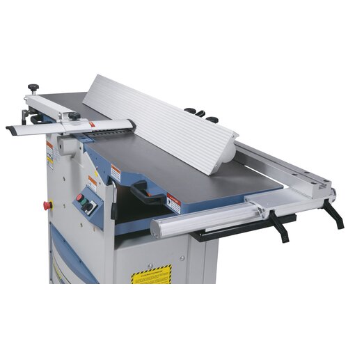 The long surface of the aluminum planer fence allows precise guiding of heavy and large workpieces.