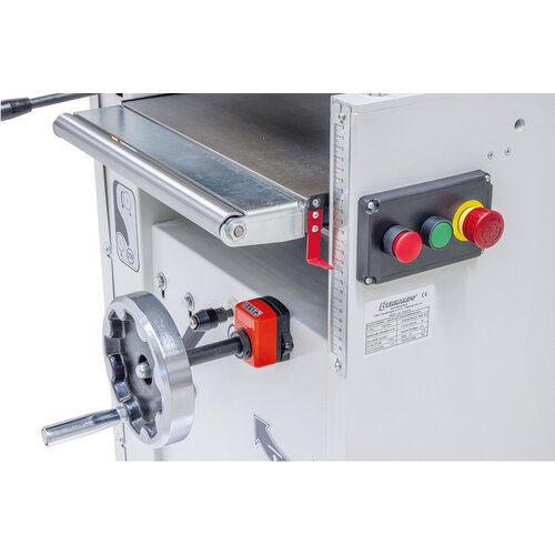 Tables can be adjusted precisely - 1/10 mm - using the digital display. 