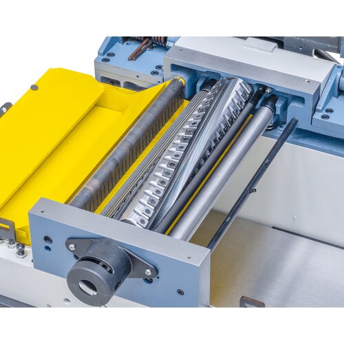 The solid planing unit features a precisely bedded spiral cutter head to guarantee best results.