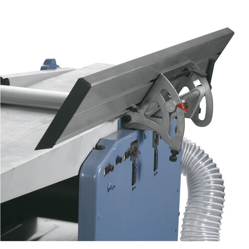 The planer fence can easily be adjusted from the back of the machine. The desired angle can be read on the scale.