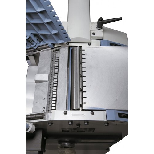 The precisely bedded cutterblock and corrugated infeed roller guarantees best planing results.