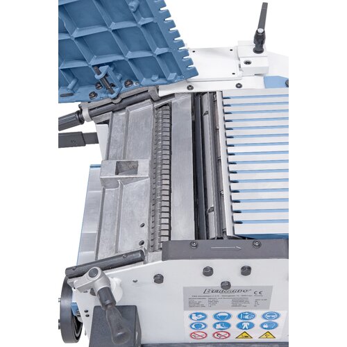 The precisely bedded cutterblock and corrugated infeed roller 
guarantees best planing results.