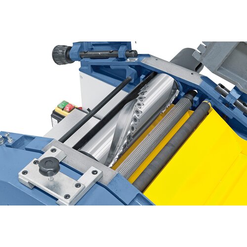 The planing unit consists of a dynamically balanced spiral cutter head, in- and outfeed
roller and massive anti-kickback devices.