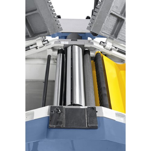 The precisely bedded 4-knife cutterblock and the straight toothed of the infeed roller ensure top work results.