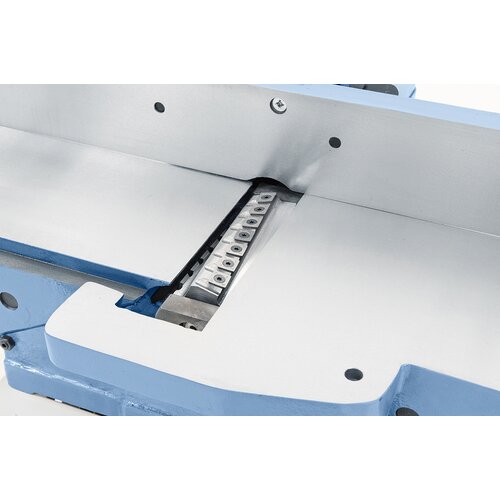 The solid planing unit features a precisely bedded spiral cutter head to guarantee 
best results.