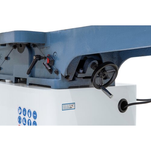 Handwheel allows easy 
adjustment of chip removal
