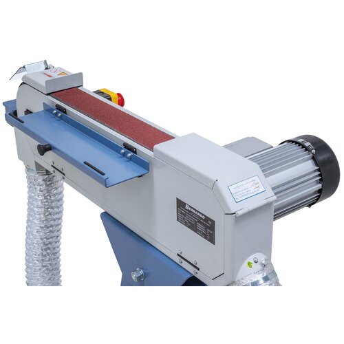 Gran superficie de lijado abriendo la  protección de la cinta