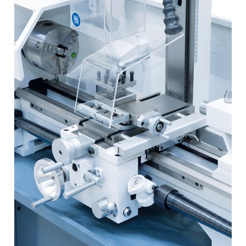 Ergonomically arranged gear lever allows adjustment of longitudinal and cross feed. 