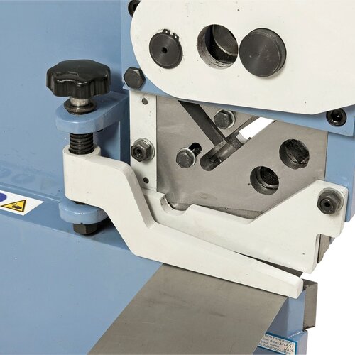 High-quality cutting tools made of tool steel ensure a clean cut.