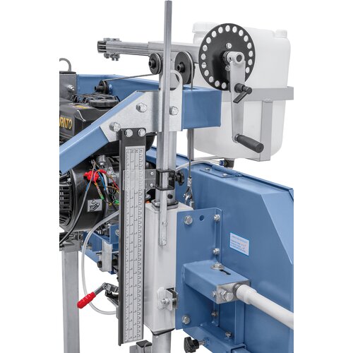 La regolazione dell‘altezza del gruppo di taglio viene eseguita mediante la  manovella a croce e può essere letta mediante una scala