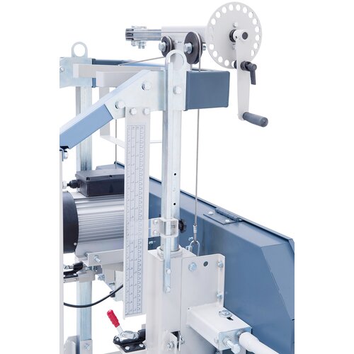 La regolazione dell‘altezza del gruppo di taglio viene eseguita mediante la  manovella a croce e può essere letta mediante una scala