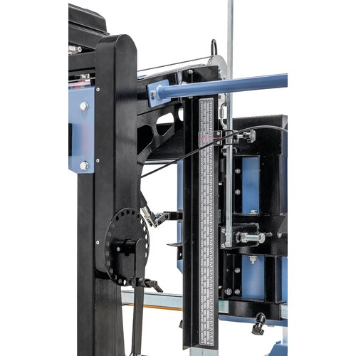 Reglarea înălţimii agregatului fierăstrău se realizează prin intermediul manivelei şi poate fi citit pe o scală