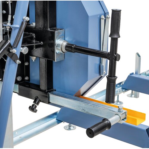 Tensionare simplă a benzii fierăstrău,  uşor accesibilă