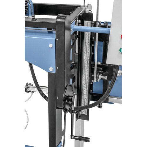 Reglarea înălţimii agregatului fierăstrău se realizează prin intermediul manivelei şi poate fi citit pe o scală