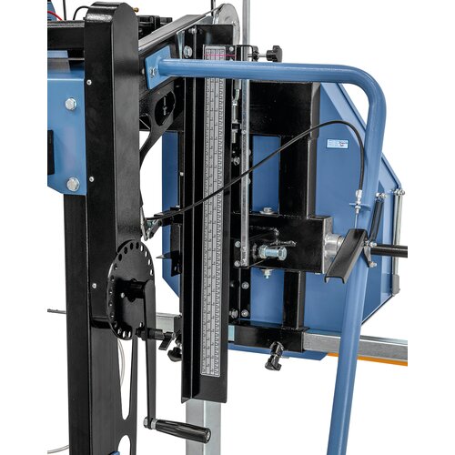 Reglarea înălţimii agregatului fierăstrău se realizează prin intermediul manivelei şi poate fi citit pe o scală