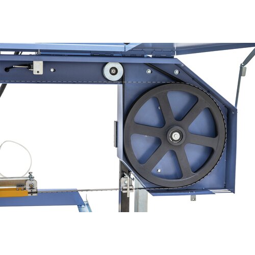 Roata de acţionare cu bandaj de  cauciuc asigură o funcţionare  silenţioasă şi creşte durata de  viaţă funcţională a benzii fierăstrău.