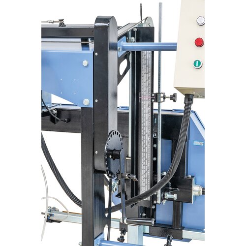 Reglarea înălţimii agregatului fierăstrău se realizează prin intermediul manivelei şi poate fi citit pe o scală