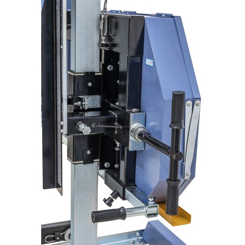 Tensionare simplă a benzii fierăstrău,  uşor accesibilă