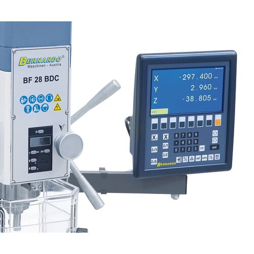 Digitální zobrazení Bernardo ES-12 V pro osu x, y a z je součástí dodávky.