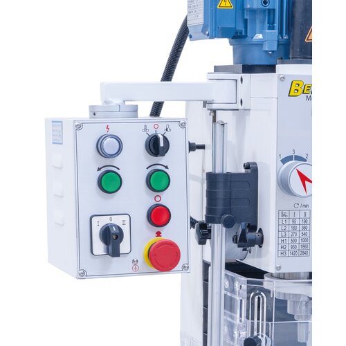 Control elements are clearly arranged, serially with thread cutting device.