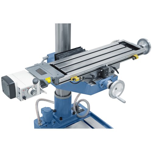 De série avec avance de table à vitesse variable en X et vitesse rapide.