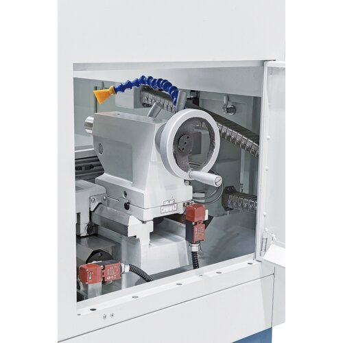 The solid tailstock with spindle taper 
MT 4 can be adjusted for taper turning.