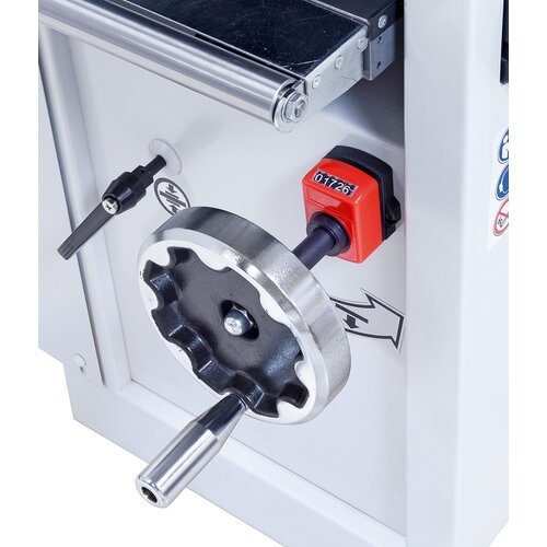 Tables can be adjusted precisely - 
1/10 mm - using the digital display. 