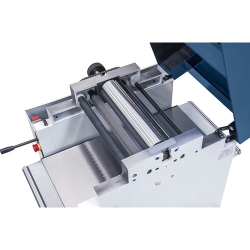 The precisely bedded 4-knife cutterblock and the straight toothed of the infeed roller ensure top work results.