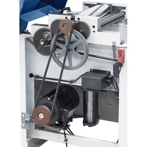 The chain drive ensures consistency of infeed and outfeed rollers.
