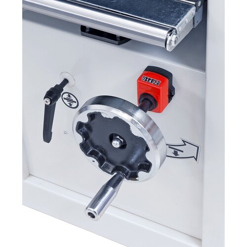 Tables can be adjusted precisely - 
1/10 mm - using the digital display. 
