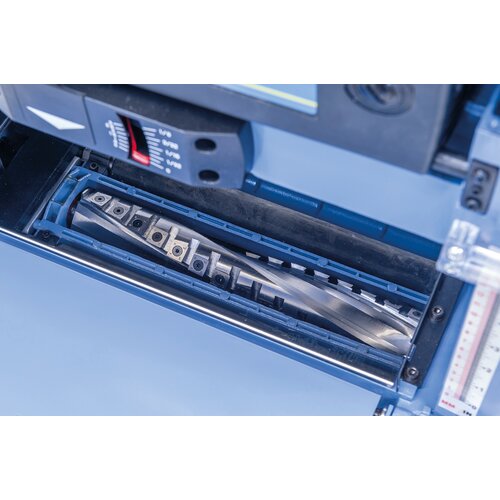 The solid planing unit features a precisely bedded spiral cutter head to guarantee best results.