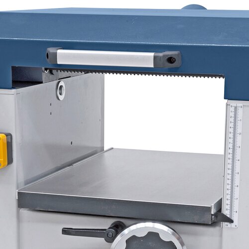 Ground thicknessing table for 
workpieces up to 225 mm in height. 
The set height can be read on the 
digital indication.