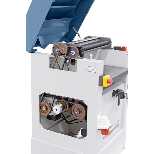 The infeed is driven by a solid chain 
drive. The infeed speed is 5 - 7 m/min.