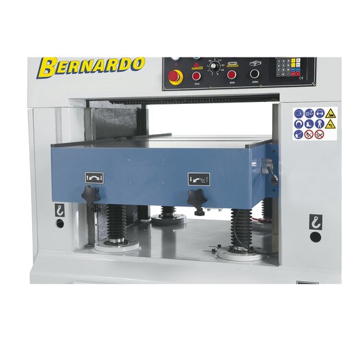 Mesa de regrueso maciza de fundición gris, ajustable mediante motor a una altura de trabajo de 4-300 mm. El ajuste de altura se lleva a cabo por 4 husillos grandes, el guiado con cuatro guías planas de precisión está diseñado para un gran volumen de traba
