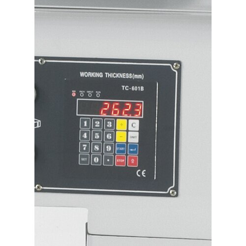Equipada de serie con posicionamiento electrónico de la mesa de regrueso mediante teclado e indicador digital.