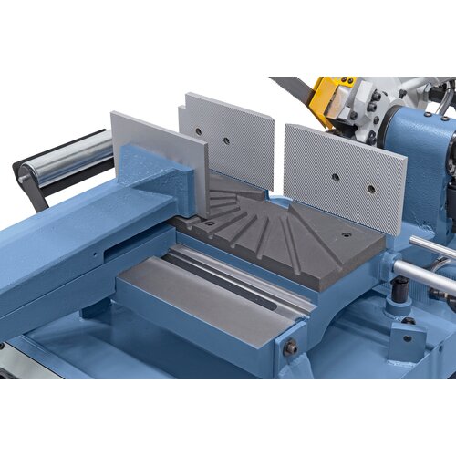 For double mitre cutting the position of the quick clamp vice can be changed. 