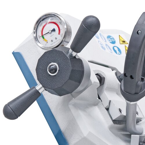 Optimal adjustment of the blade tension via a manometer.