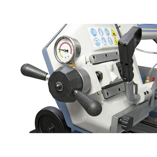 Manometer guarantees correct blade tension.