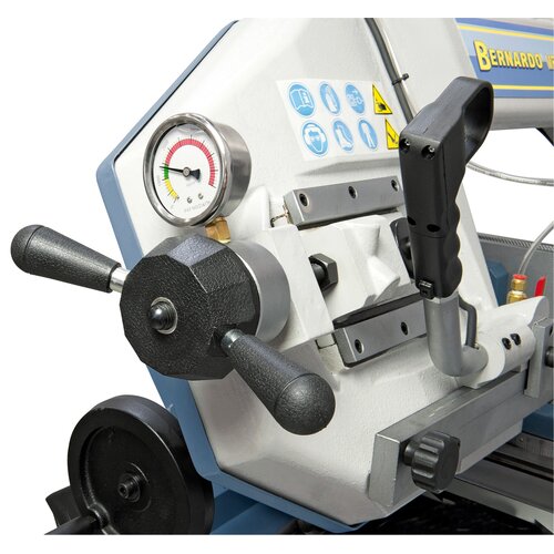 The manometer, as part of standard equipment, allows for optimal adjustmenst of bandsaw blade tension.