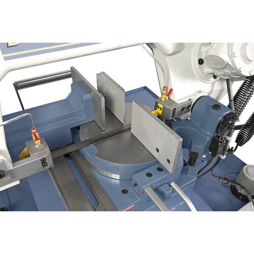 The cutting groove on the turning plate moves simultaneously to the saw arm.