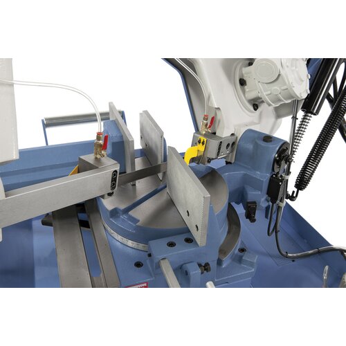The cutting groove on the turning plate moves simultaneously to the saw arm.