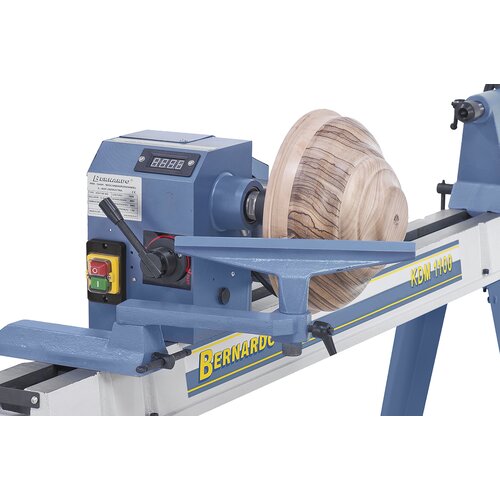 Spindle stock tilts 90° to allow for processing of large workpieces.