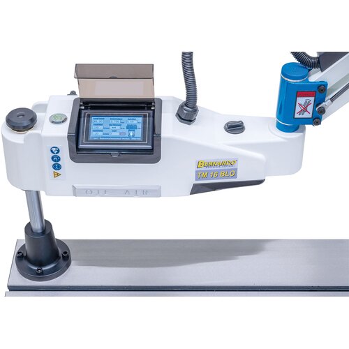 Lavoro confortevole: impostazione della dimensione del filetto, del passo, del numero di giri e della profondità di foratura direttamente mediante il touchscreen integrato