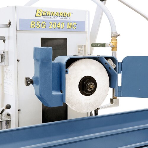 The pre-tensioned special bearings of the spindle assure a vibration-free run and highest accuracy.