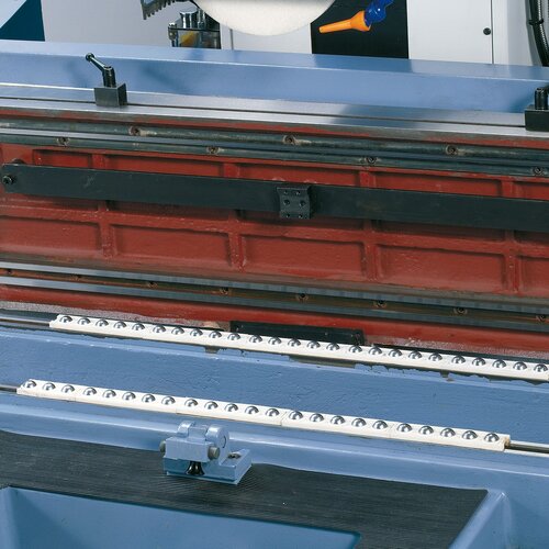 The machine features a table with  a maintenance-free linear ball bearing and a toothed-belt drive.