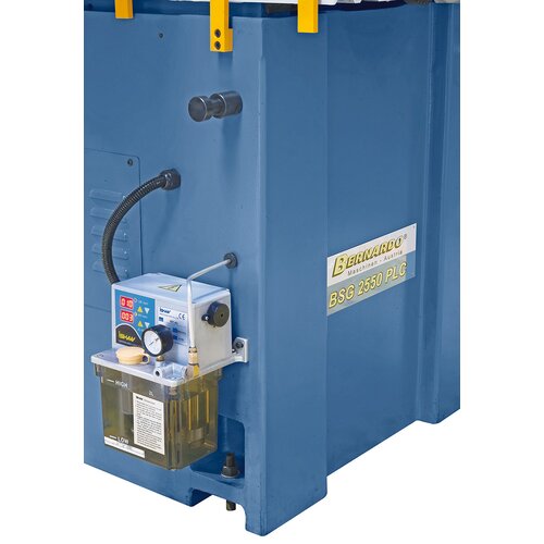 Automatic central  lubrication for all  guide rails and  spindles.