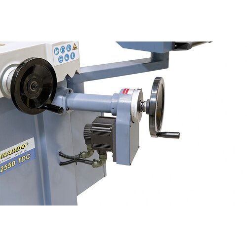 Servomotor für die automatische  Vertikalzustellung mit folgenden  Funktionen: Eilgang vor - Schlichten -  Ausfeuern - Eilgang zurück.